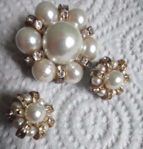 Zdjęcie oferty: Piękny komplet broszka i klipsy perły cyrkonie