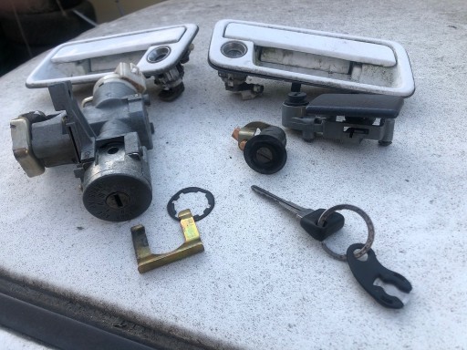 Zdjęcie oferty: Mazda 323F bg komplet zamków na jeden kluczyk 