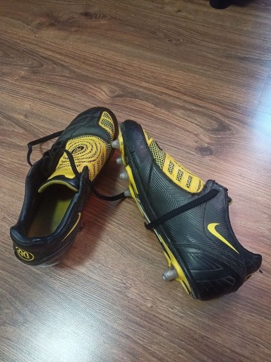 Zdjęcie oferty: Buty piłkarskie korki NIKE totalninety roz - 41