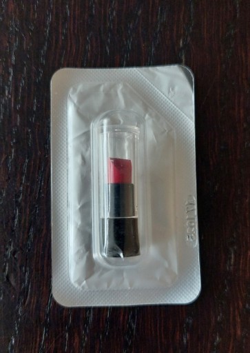 Zdjęcie oferty: Avon ultramatowa szminka Ruby Kiss próbka 
