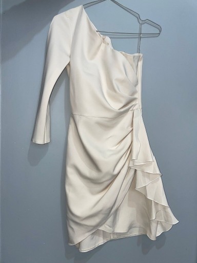 Zdjęcie oferty: Kremowa sukienka na jedno ramię 