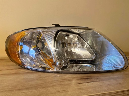 Zdjęcie oferty: Chrysler Voyager reflektor prawy 