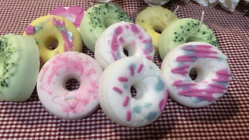 Zdjęcie oferty: Świece sojowe w kształcie donutów – pachnąca przyjemność!