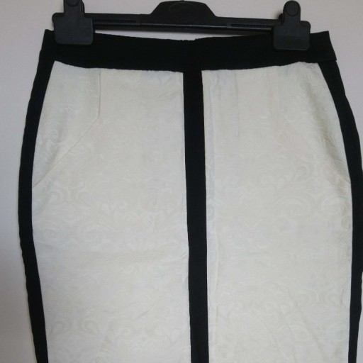 Zdjęcie oferty: Spódnica z wyszytym wzorem