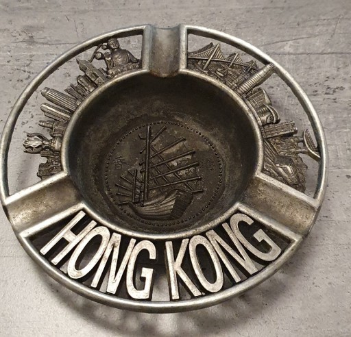 Zdjęcie oferty: Popielniczka Hongkong metalowa średnica 13,5 cm