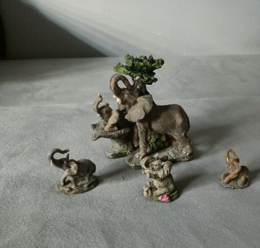 Zdjęcie oferty: Figurki ozdobne " Rodzina słoni"  