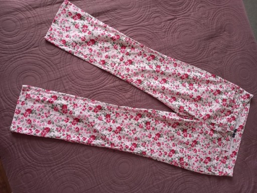 Zdjęcie oferty: Długie spodnie w kwiatki r. 42