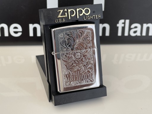 Zdjęcie oferty: Zapalniczka Zippo 2001 Marlboro Venetian w pudełku