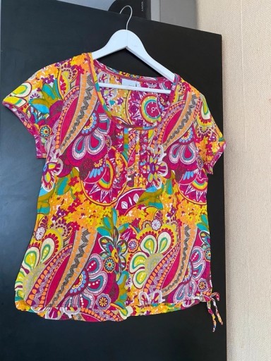 Zdjęcie oferty: Kolorowa letnia bluzka z cekinami we wzorki