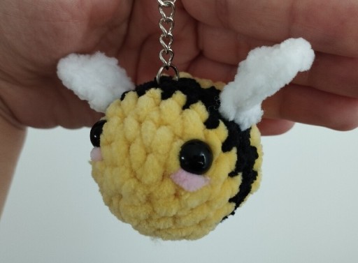 Zdjęcie oferty: Brelok pszczoła zawieszka pluszowa amigurumi