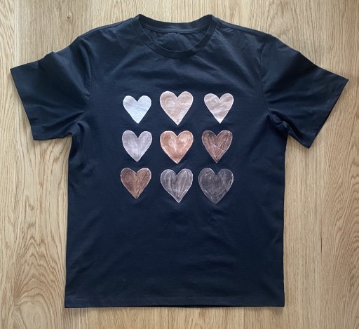 Zdjęcie oferty: T-shirt bluzka w serduszka czarna L fajna b. dobry - stan