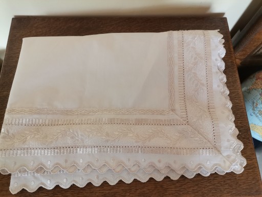 Zdjęcie oferty: 2 poszewki haftowane  48 x 74 cm