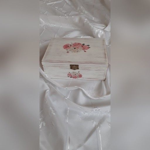 Zdjęcie oferty: Drewniana skrzynka na drobiazgi biżuterię prezent