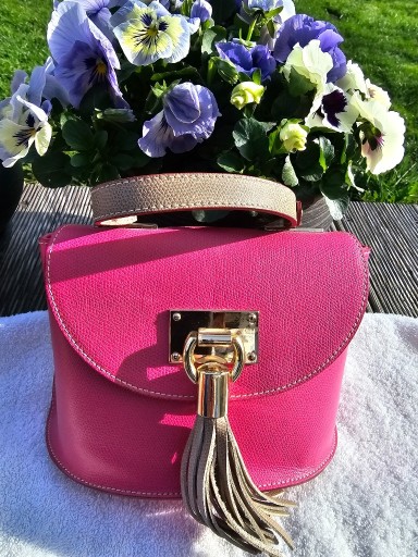 Zdjęcie oferty: Różowa, mała torebka ze złotymi okuciami