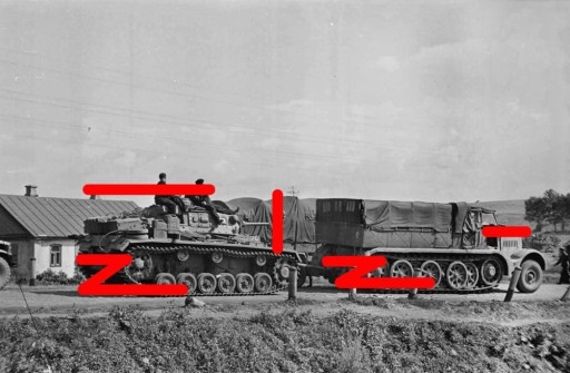 Zdjęcie oferty: Sd.Kfz. 9 holuje czołg Panzer III, Rosja 1941