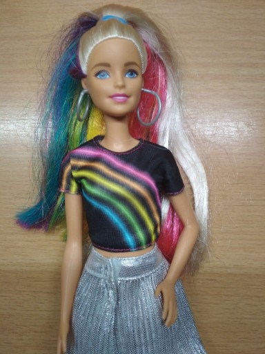 Zdjęcie oferty: Barbie z tęczowymi włosami 