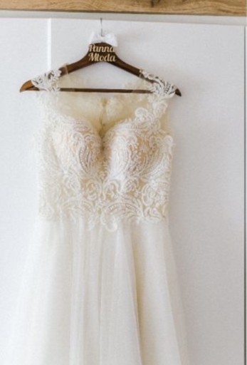 Zdjęcie oferty: Suknia ślubna z tiulową spódnicą, zdobiony gorset