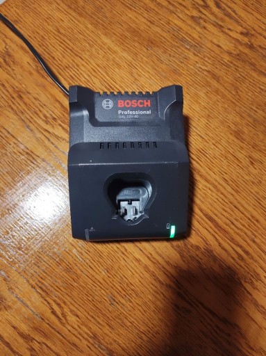 Zdjęcie oferty: Ładowarka do akumulatorów GBA 12V i 10,8V GAL 12V-40 BOSCH - 30 minutowa