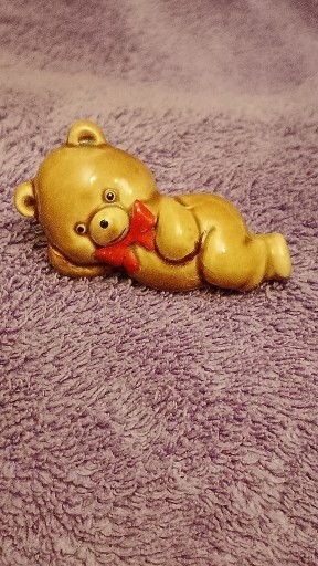 Zdjęcie oferty: Ceramiczna stara mała figurka uroczy leżący miś 