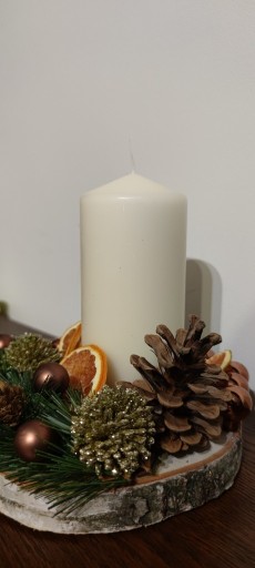 Zdjęcie oferty: Stroik świąteczny na plastrze drewna ze świeczką