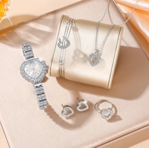 Zdjęcie oferty: Komplet biżuterii diamentowy motyw miłości