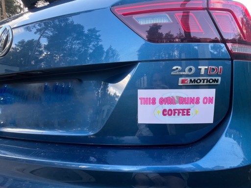Zdjęcie oferty: Magnes na Samochód THIS GIRLS RUNS ON COFFE TikTok
