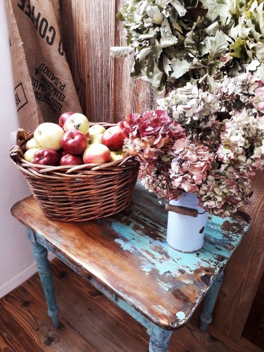 Zdjęcie oferty: Malowany stolik we wiejskim stylu 