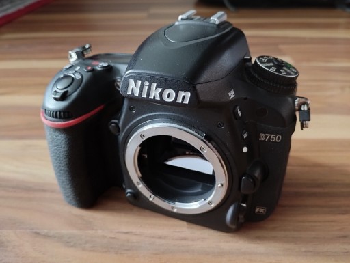 Zdjęcie oferty: Nikon d750. Zestaw z ładowarką,bateria,karta 128gb