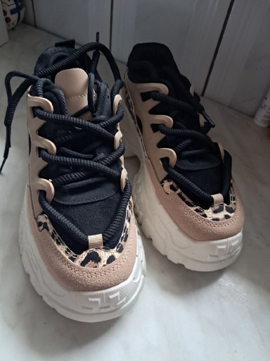 Zdjęcie oferty: Obuwie damskie na wysokiej platformie