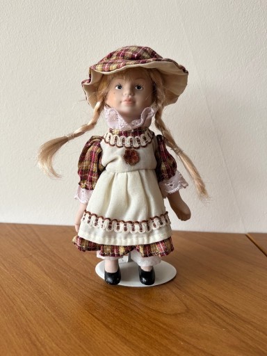 Zdjęcie oferty: Kolekcjonerska lalka porcelanowa