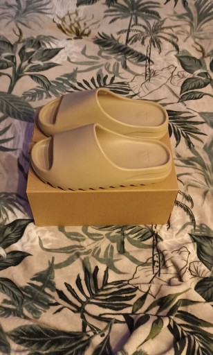 Zdjęcie oferty: Yeezy Slide rozmiar Nowe 43 