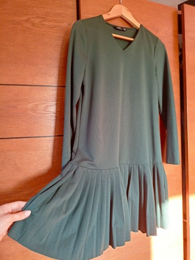 Zdjęcie oferty: Sukienka Carry butelkowa zieleń z plisowanym dołem rozmiar XS