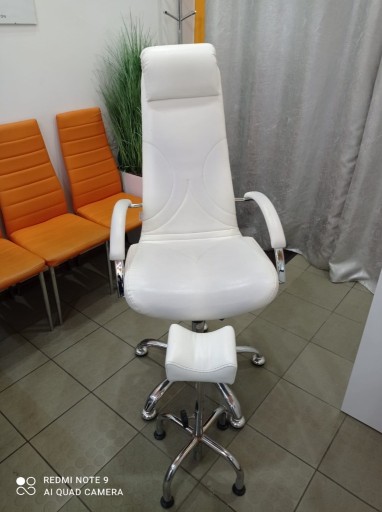 Zdjęcie oferty: Fotel kosmetyczny biały 