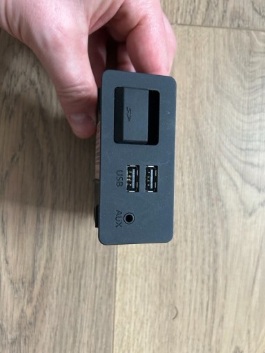 Zdjęcie oferty: Czytnik kart SD USB AUX Mazda D09H-669U0