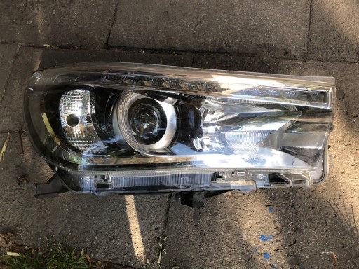 Zdjęcie oferty: Lampa prawa przód Toyota Hilux