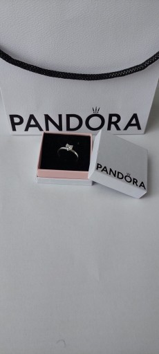 Zdjęcie oferty: Pandora pierścionek z lśniącym sercem solitaire 54