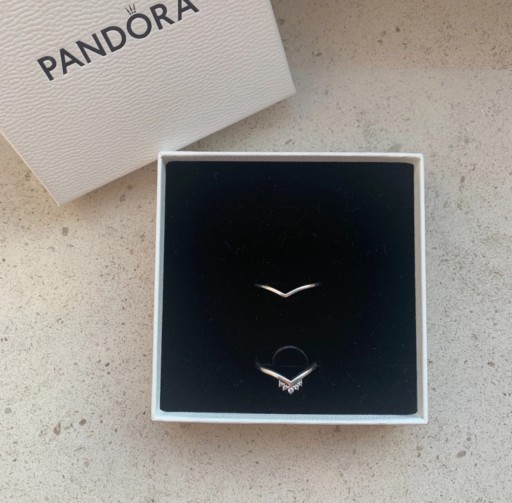Zdjęcie oferty: Zestaw 2 pierścionków Wishbone Pandora z cyrkonią