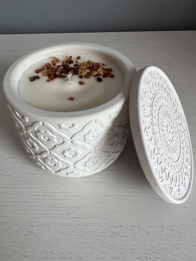 Zdjęcie oferty: Świeca sojowa z bursztynem w ceramice 