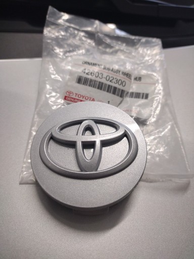 Zdjęcie oferty: Oryginalny dekielek Toyota 42603-02300 nowy
