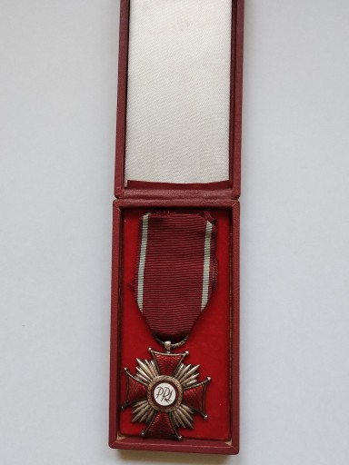 Zdjęcie oferty: Srebrny Krzyż Zasługi PRL z oryginalnym pudełkiem