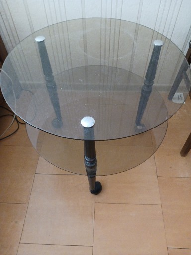 Zdjęcie oferty: szklany stolik na kółkach