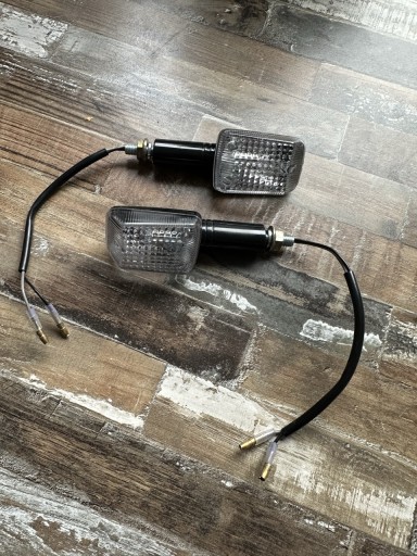 Zdjęcie oferty: Kierunkowskazy motocyklowe uniwersalne + żarówki Led