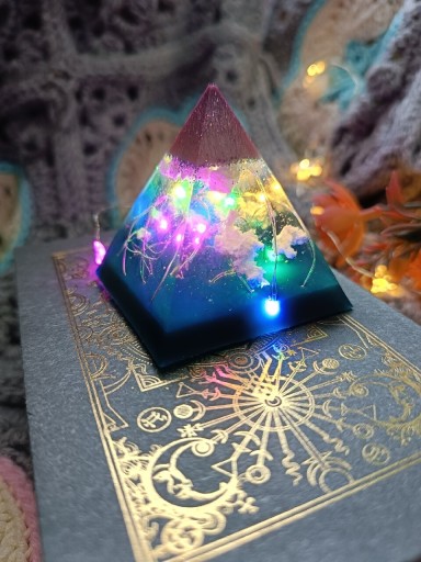 Zdjęcie oferty: Lampka mini piramida żywica epoksydowa prezent 