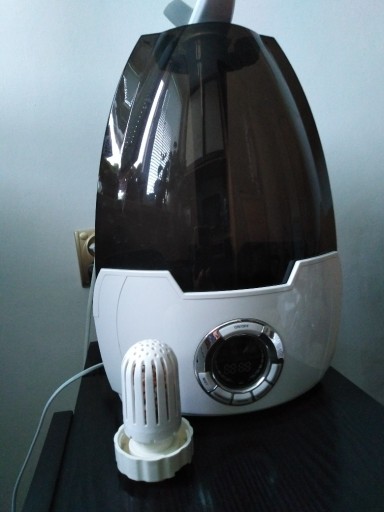 Zdjęcie oferty: Nawilżacz powietrza marki MALATEC z dyfuzorem zapachu. Kolor biało czarny.