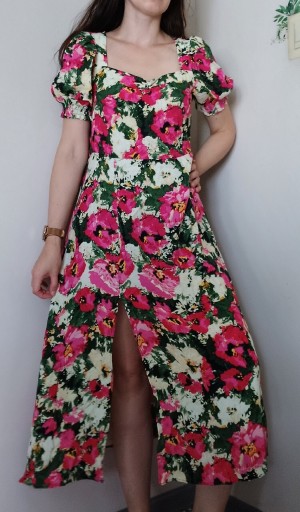 Zdjęcie oferty: Wiskozowa sukienka w kwiaty z rozcięciem na nogę 