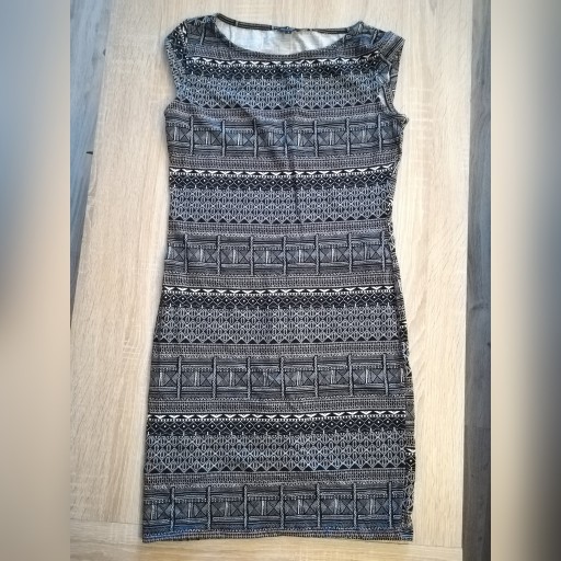Zdjęcie oferty: Sukienka dopasowana RESERVED czarna we wzory S 