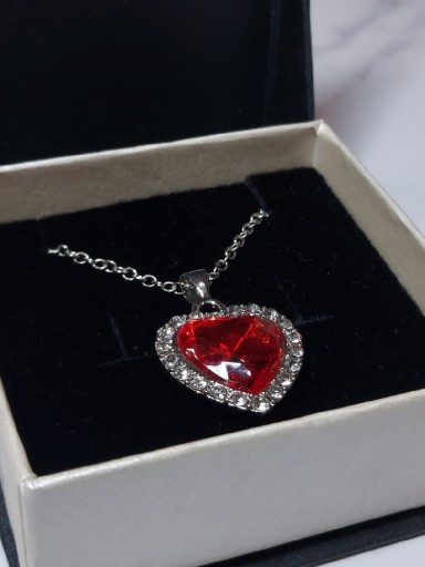Zdjęcie oferty: Naszyjnik z zawieszką czerwone serce i kryształki