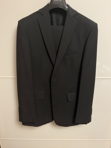 Zdjęcie oferty: Czarny garnitur w delikatne prążki Giacomo Conti