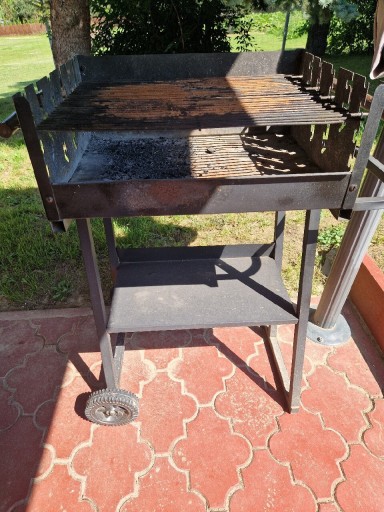 Zdjęcie oferty: Grill węglowy na 2 kółkach 