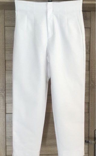 Zdjęcie oferty: Białe spodnie przed kostkę